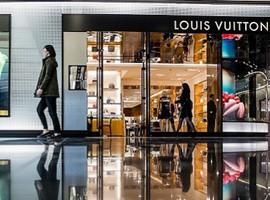 LVMH正在扭转“具有强攻击性的奢侈品帝国”这一形象，旗下56品牌向公众提供特别之旅。